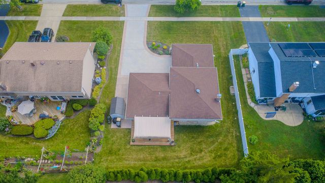 17W544 Sutton Place, Darien, IL 60561