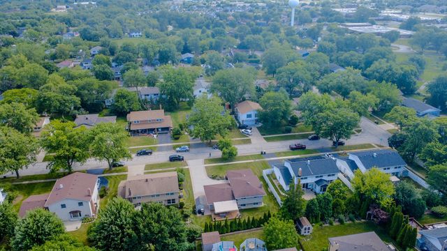 17W544 Sutton Place, Darien, IL 60561
