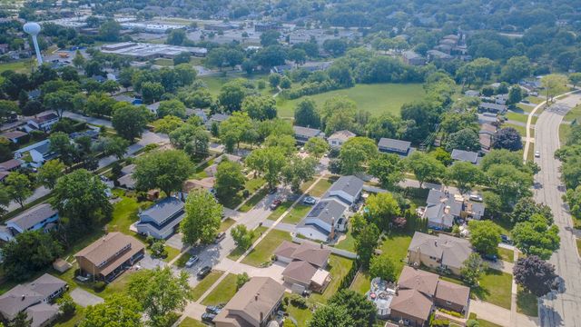 17W544 Sutton Place, Darien, IL 60561