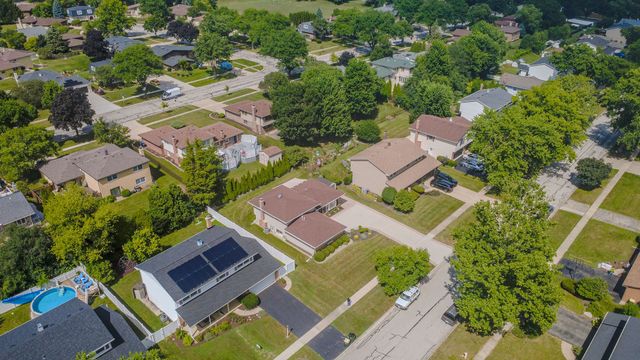 17W544 Sutton Place, Darien, IL 60561