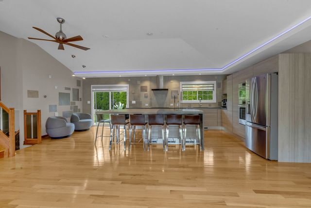 17W544 Sutton Place, Darien, IL 60561