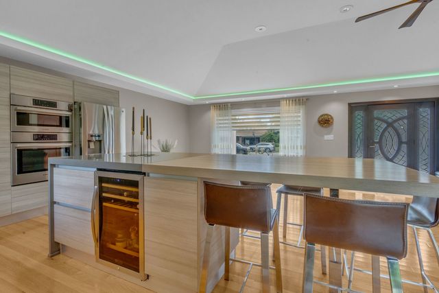17W544 Sutton Place, Darien, IL 60561