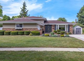 17W544 Sutton Place, Darien, IL 60561