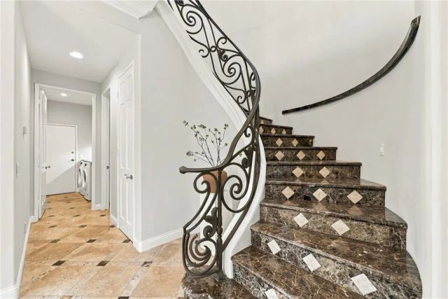 9703 Keeneland, La Jolla, CA 92037