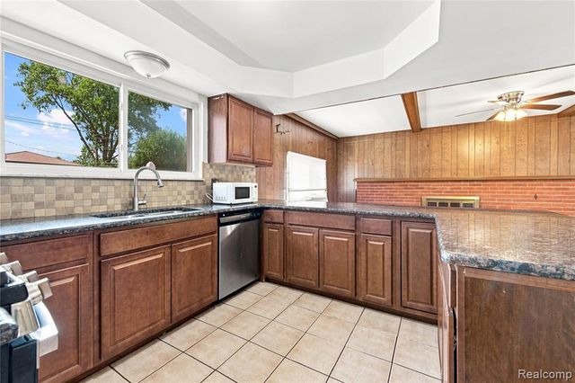 11165 Hanna Drive, Sterling Heights, MI 48312