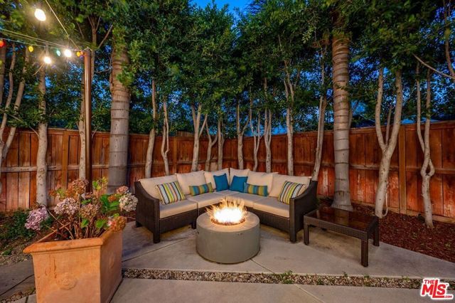 7466 Louise Avenue, Lake Balboa, CA 91406