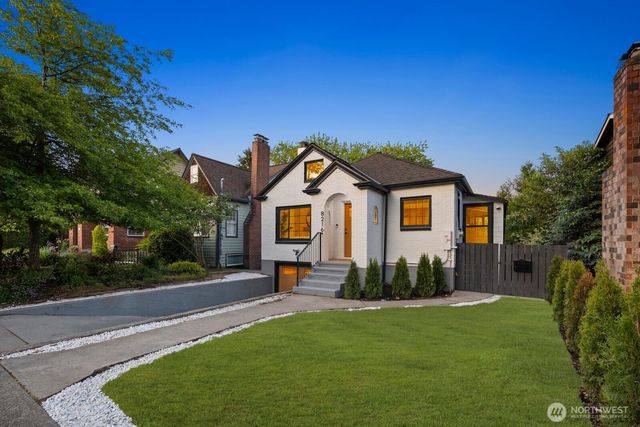 8216 Interlake Avenue N, Seattle, WA 98103