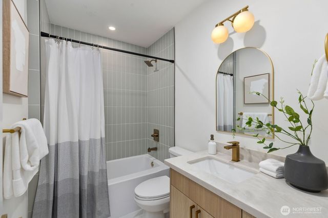 8216 Interlake Avenue N, Seattle, WA 98103