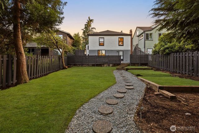 8216 Interlake Avenue N, Seattle, WA 98103