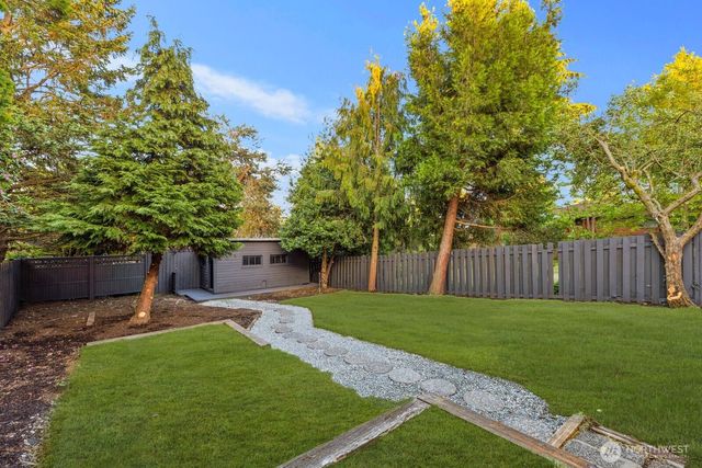 8216 Interlake Avenue N, Seattle, WA 98103