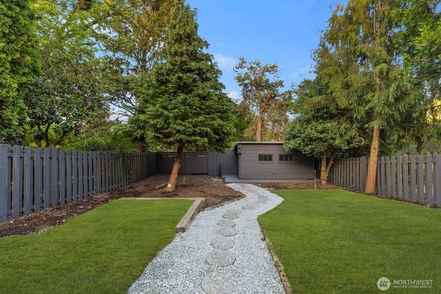 8216 Interlake Avenue N, Seattle, WA 98103