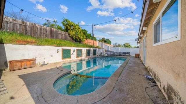 1104 Hoover St, Escondido, CA 92027