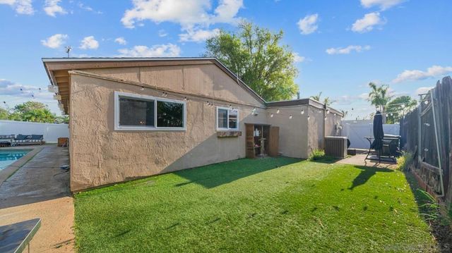 1104 Hoover St, Escondido, CA 92027