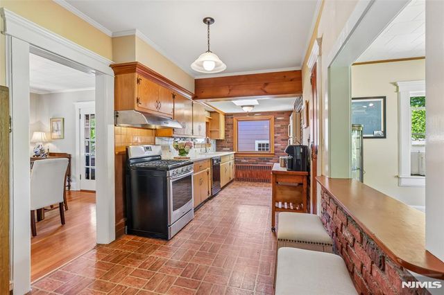 29 Fairlawn Street, Ho-ho-kus, NJ 07423