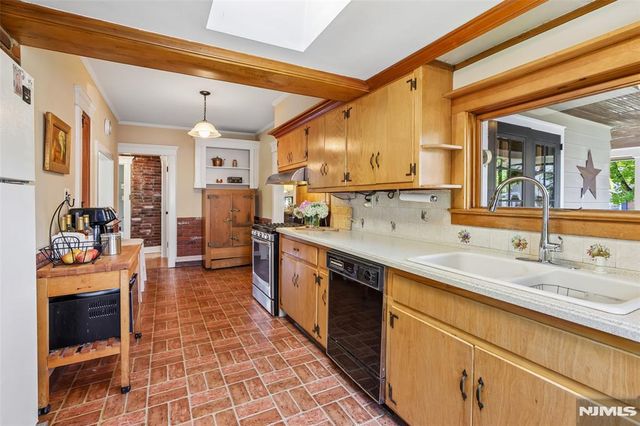 29 Fairlawn Street, Ho-ho-kus, NJ 07423