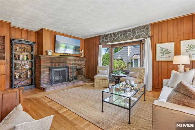 29 Fairlawn Street, Ho-ho-kus, NJ 07423