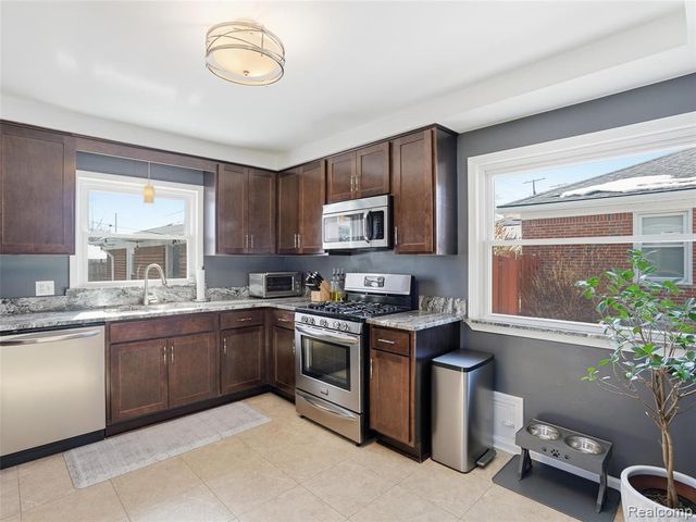 3933 Amherst Road, Royal Oak, MI 48073