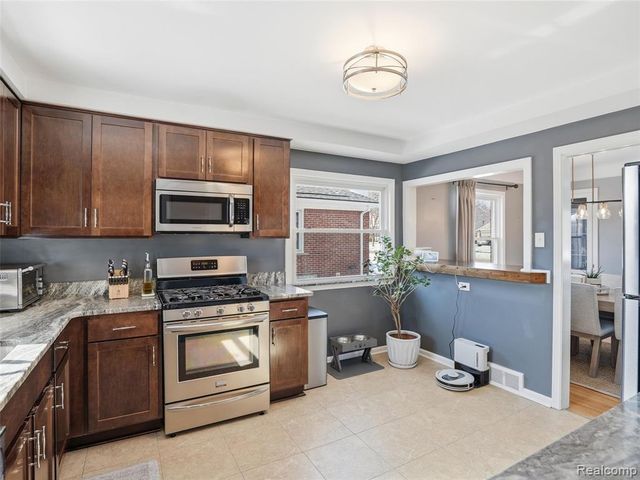 3933 Amherst Road, Royal Oak, MI 48073