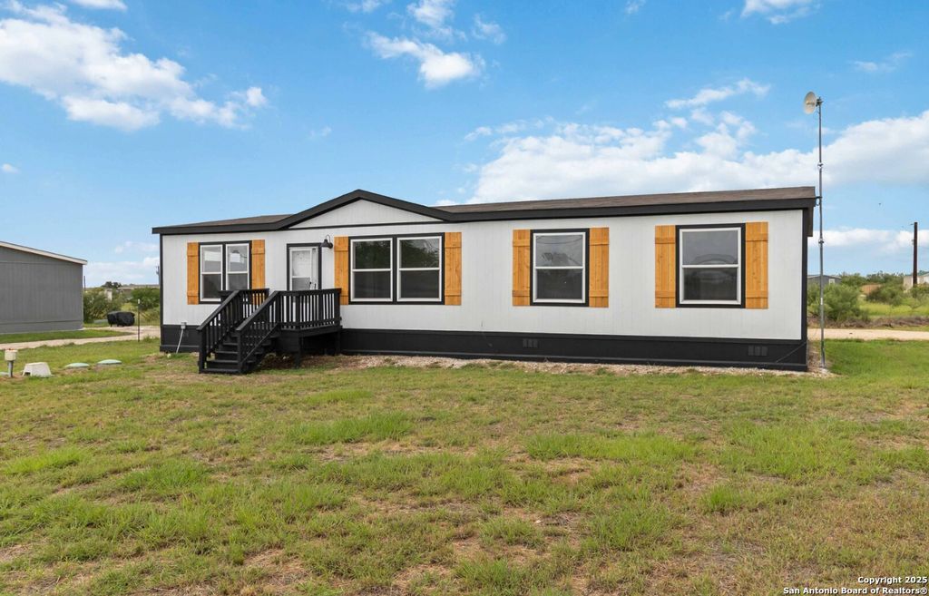 1700 Sandbranch Rd, Bigfoot, TX 78005