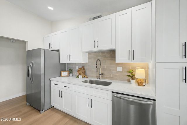 3141 E CHARLESTON Avenue, Phoenix, AZ 85032