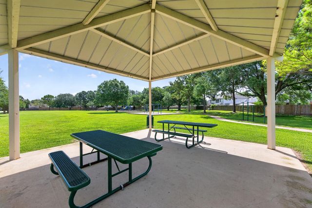 923 N Wellsford Drive, Pearland, TX 77584