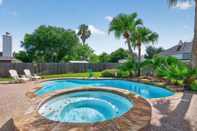 923 N Wellsford Drive, Pearland, TX 77584