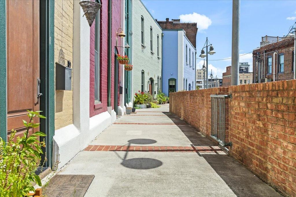 141 Norfolk AVE, Roanoke, VA 24011