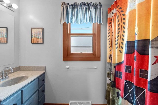 W1654 HOLY HILL ROAD, Cecil, WI 54111