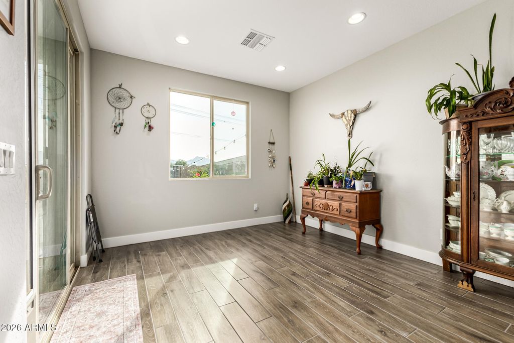 Image 10 of property listing at 11015 W MOBILE Lane, Tolleson, AZ 85353