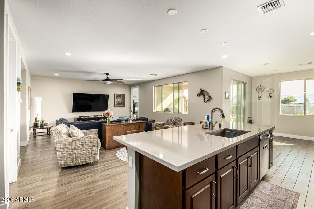 Image 12 of property listing at 11015 W MOBILE Lane, Tolleson, AZ 85353