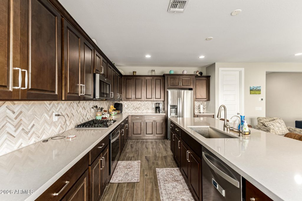 Image 14 of property listing at 11015 W MOBILE Lane, Tolleson, AZ 85353