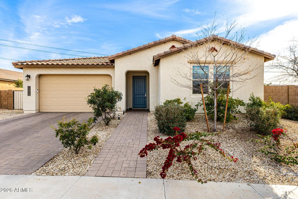 Image 2 of property listing at 11015 W MOBILE Lane, Tolleson, AZ 85353