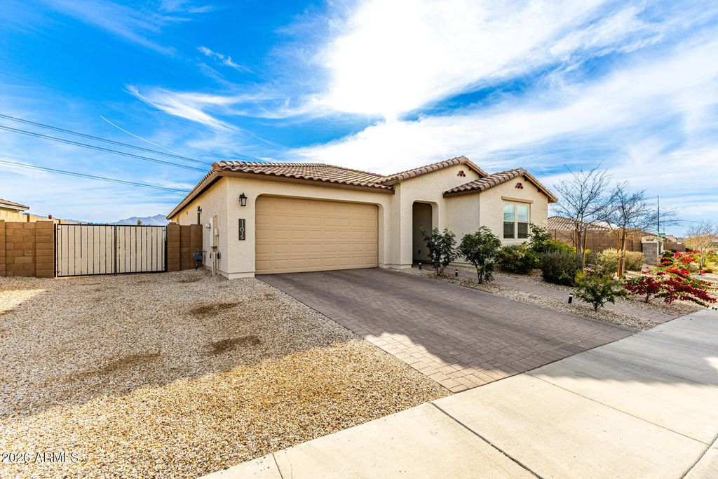 Image 3 of property listing at 11015 W MOBILE Lane, Tolleson, AZ 85353