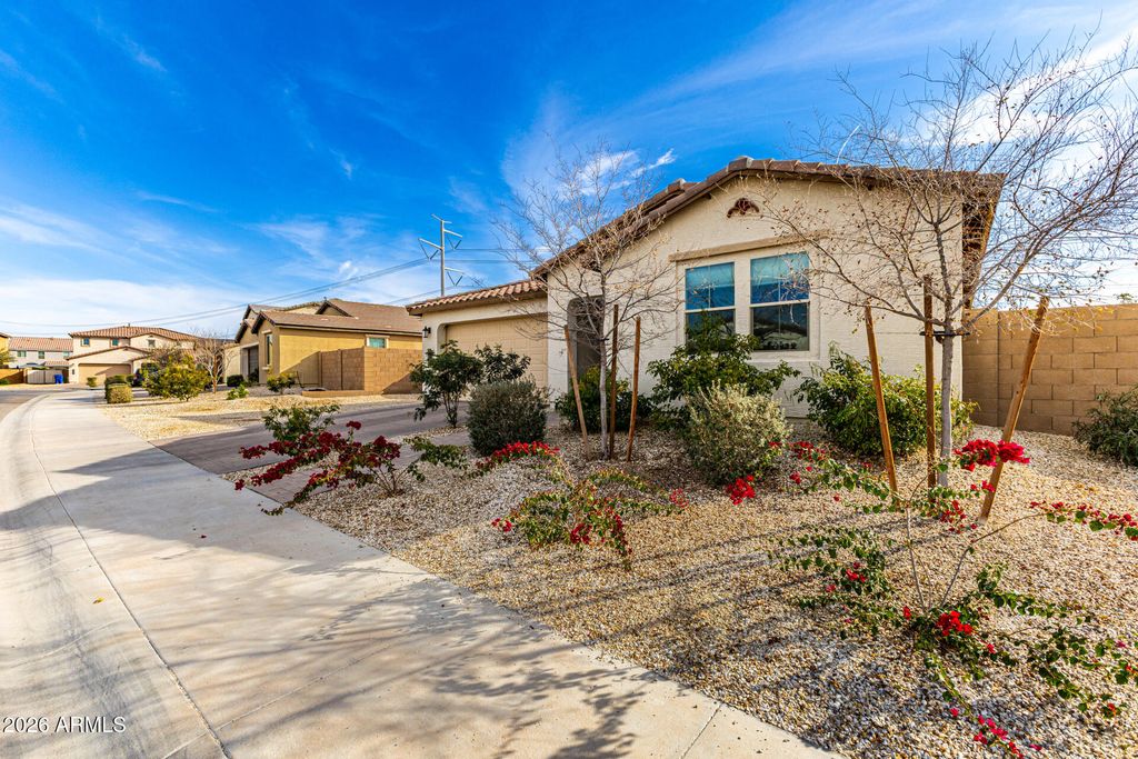 Image 5 of property listing at 11015 W MOBILE Lane, Tolleson, AZ 85353