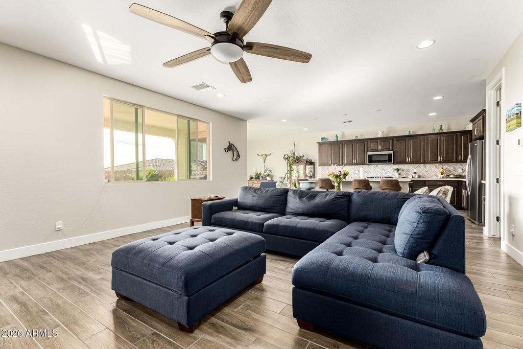 Image 7 of property listing at 11015 W MOBILE Lane, Tolleson, AZ 85353