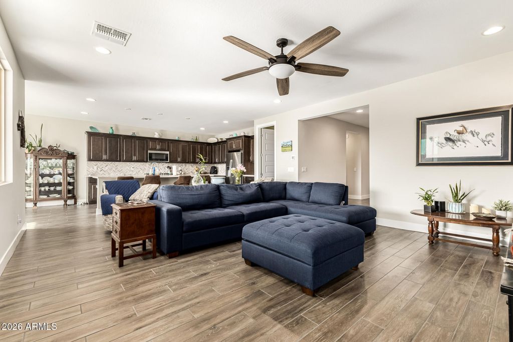 Image 8 of property listing at 11015 W MOBILE Lane, Tolleson, AZ 85353