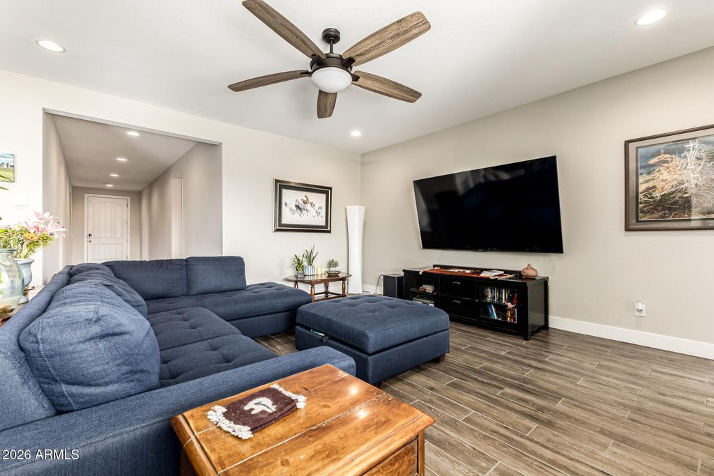 Image 9 of property listing at 11015 W MOBILE Lane, Tolleson, AZ 85353