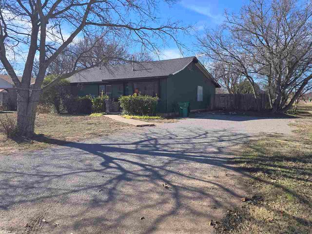 321 Sunnybrook Dr, Frederick, OK 73542