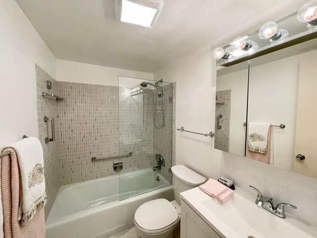 2880 Lake Osborne Drive 205, Lake Worth Beach, FL 33461