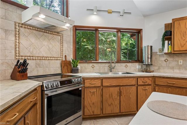 12465 Titus Cove LNDG, Carrollton, VA 23314