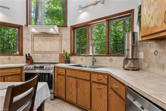 12465 Titus Cove LNDG, Carrollton, VA 23314