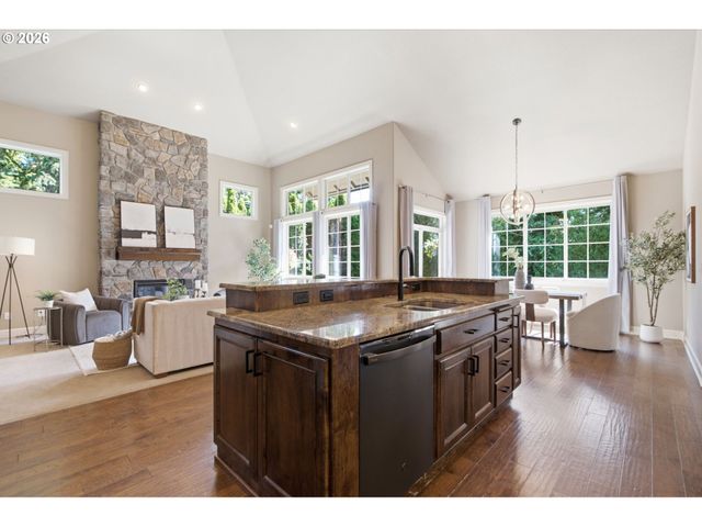 15677 FIELDSTONE Dr, Lake Oswego, OR 97035