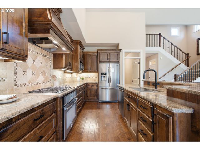 15677 FIELDSTONE Dr, Lake Oswego, OR 97035