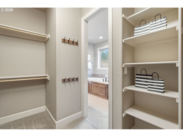 15677 FIELDSTONE Dr, Lake Oswego, OR 97035