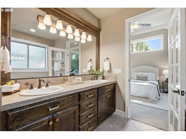 15677 FIELDSTONE Dr, Lake Oswego, OR 97035