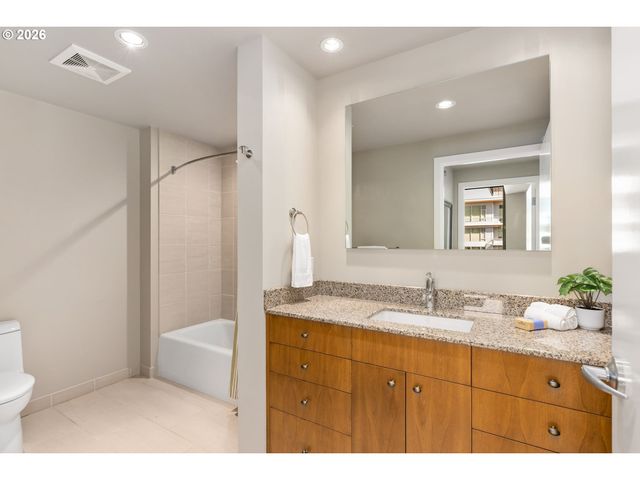 1920 S RIVER Dr 1007, Portland, OR 97201