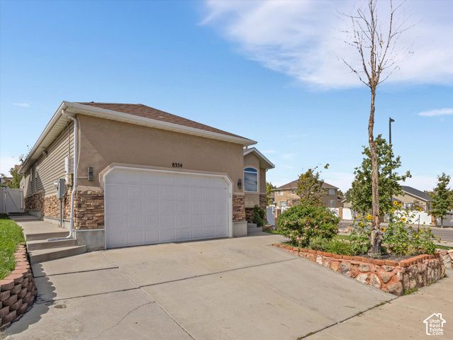 8354 S OAK GATE DR, West Jordan, UT 84081