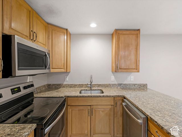 8354 S OAK GATE DR, West Jordan, UT 84081