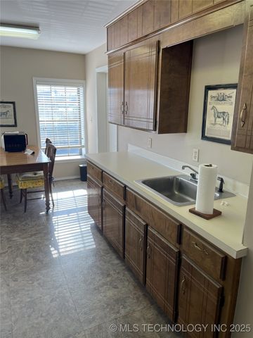 111 S Muskogee Avenue E, Claremore, OK 74017