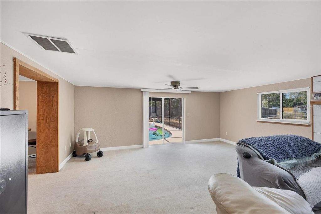 Image 11 of property listing at 3010 GOLDEN RAIN DRIVE, Sarasota, FL 34232